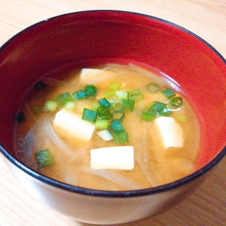 玉ねぎと豆腐と小ねぎの味噌汁